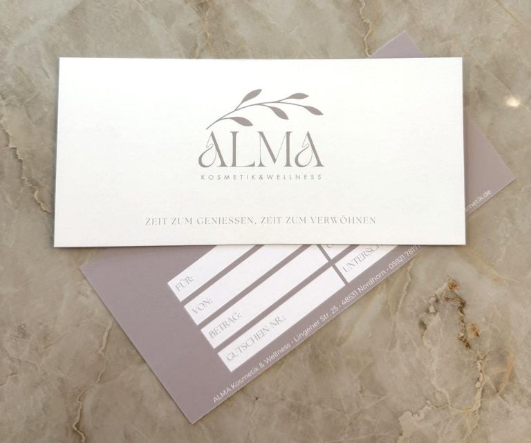 Geschenkgutschein von ALMA Kosmetik & Wellness Weißes Briefpapier mit dem Logo "ALMA" und einem grau-weißen Hintergrund.